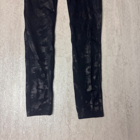 Spanx leggings black camo  Built in Contoured Power waistband tummy shaping - Picture 3 of 9